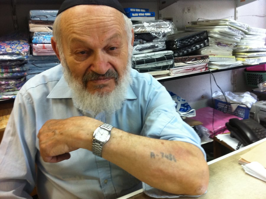 ר' זלמן כהן מציג את הקעקוע על זרועו