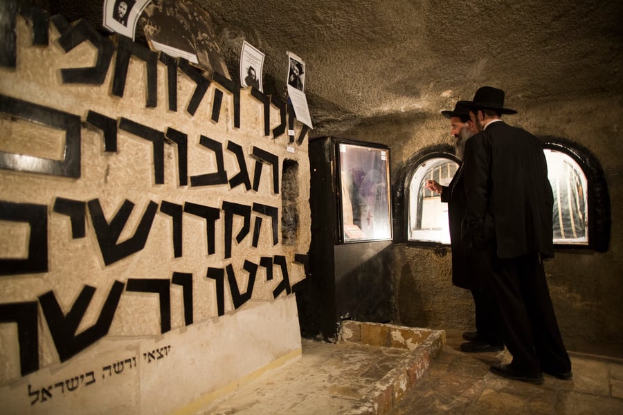 ערב יום השואה: חרדים מבקרים ב"מרתף השואה"