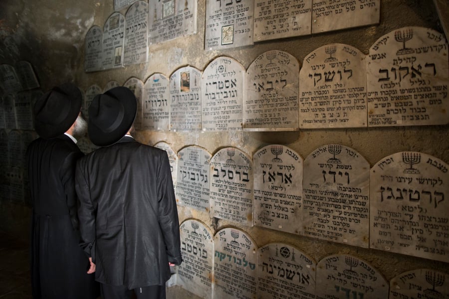 ערב יום השואה: חרדים מבקרים ב"מרתף השואה"