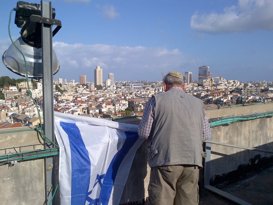 דגל ישראל מתנוסס מעל  ישיבת פוניבז' • תמונות