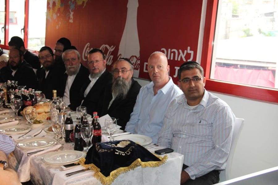 שיא יהודי: קוקה קולה מציגה את שולחן השבת הגדול בעולם