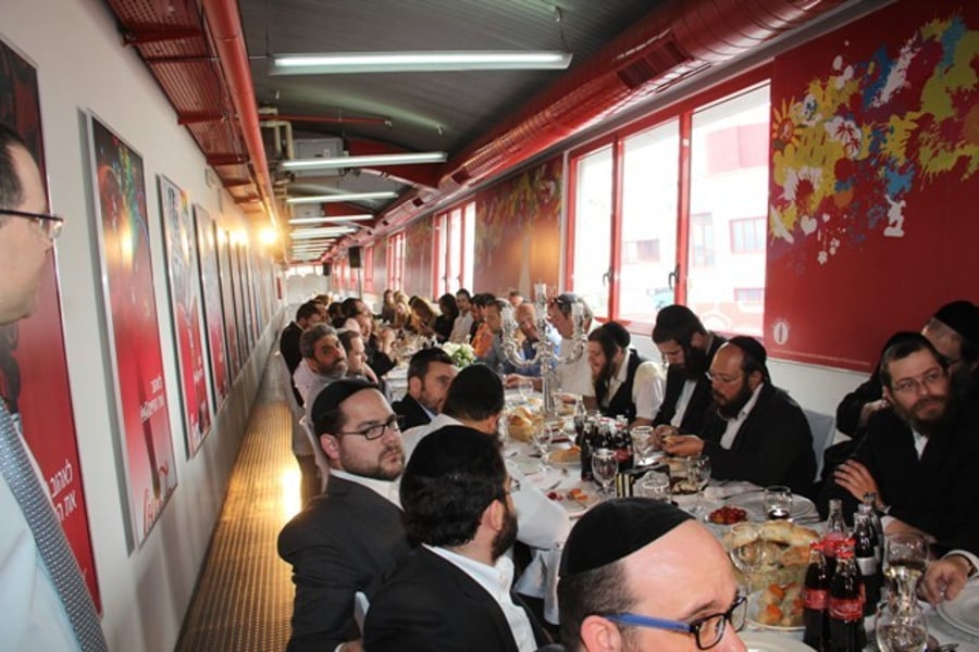 שיא יהודי: קוקה קולה מציגה את שולחן השבת הגדול בעולם