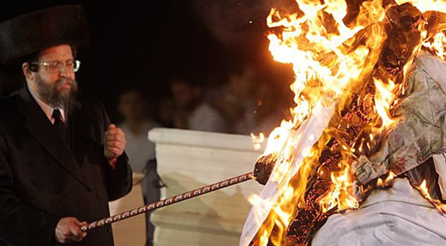 כ"ק האדמו"ר מבויאן מדליק את המדורה