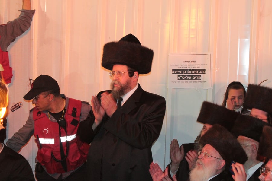אוֹר מֻפְלֶא אוֹר הַיְקוֹד הֵם יוֹקְדִים: תיעוד ענק ממירון
