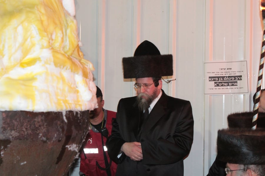 אוֹר מֻפְלֶא אוֹר הַיְקוֹד הֵם יוֹקְדִים: תיעוד ענק ממירון