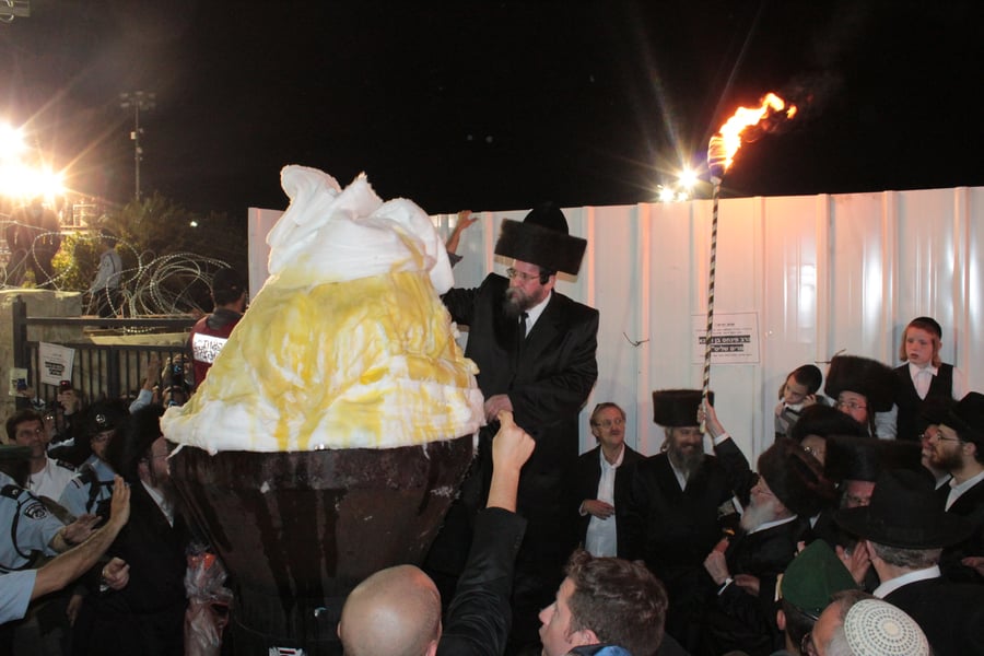 אוֹר מֻפְלֶא אוֹר הַיְקוֹד הֵם יוֹקְדִים: תיעוד ענק ממירון