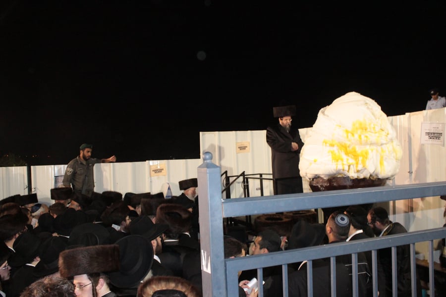 אוֹר מֻפְלֶא אוֹר הַיְקוֹד הֵם יוֹקְדִים: תיעוד ענק ממירון