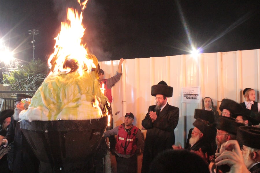 אוֹר מֻפְלֶא אוֹר הַיְקוֹד הֵם יוֹקְדִים: תיעוד ענק ממירון
