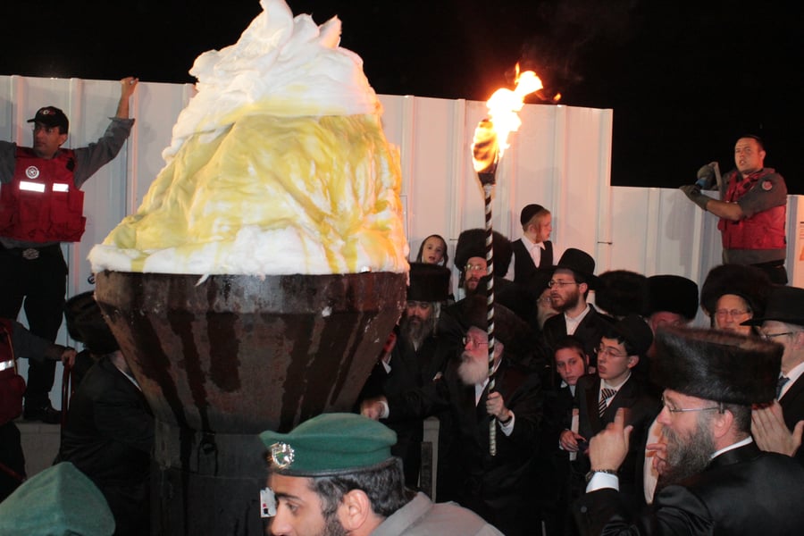 אוֹר מֻפְלֶא אוֹר הַיְקוֹד הֵם יוֹקְדִים: תיעוד ענק ממירון