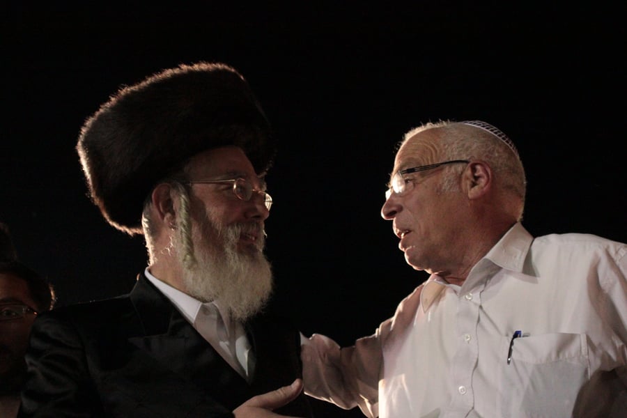 אוֹר מֻפְלֶא אוֹר הַיְקוֹד הֵם יוֹקְדִים: תיעוד ענק ממירון