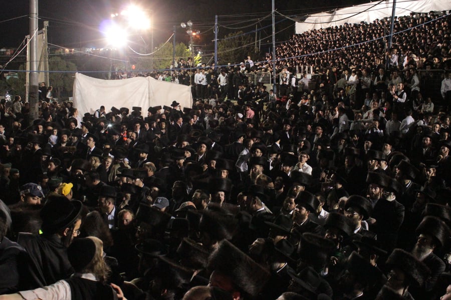 אוֹר מֻפְלֶא אוֹר הַיְקוֹד הֵם יוֹקְדִים: תיעוד ענק ממירון