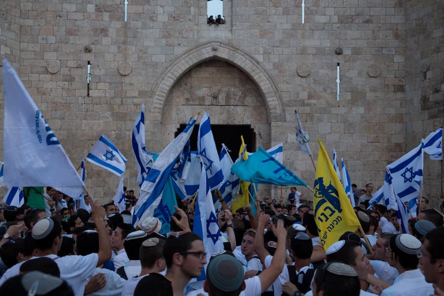 חגיגה שכזו: ריקוד דגלים ביום ירושלים • גלריה