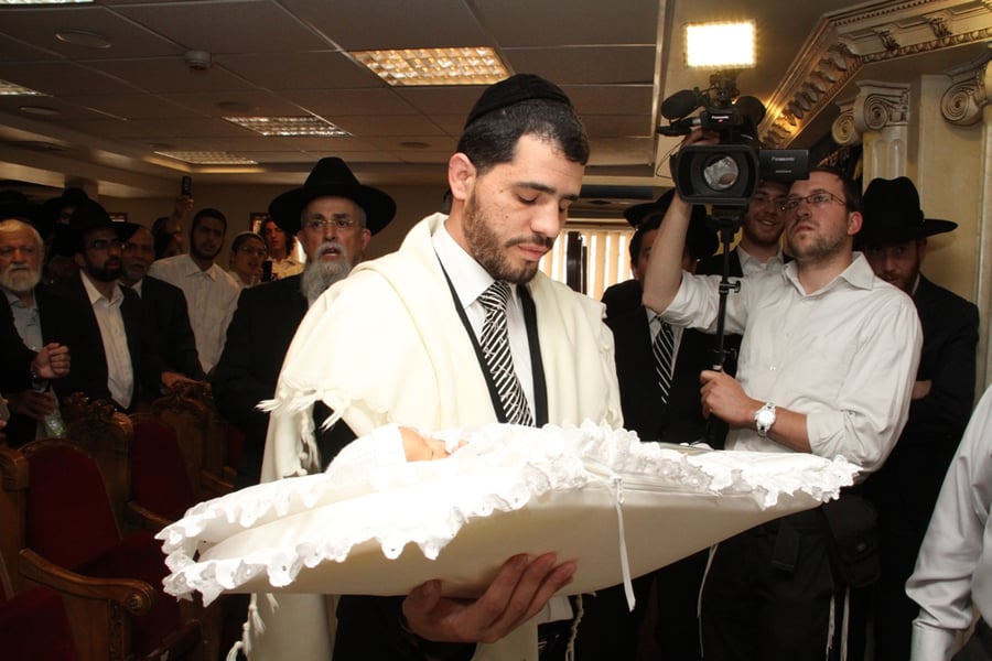 קורת רוח: מרן הרב עובדיה יוסף בברית לנינו