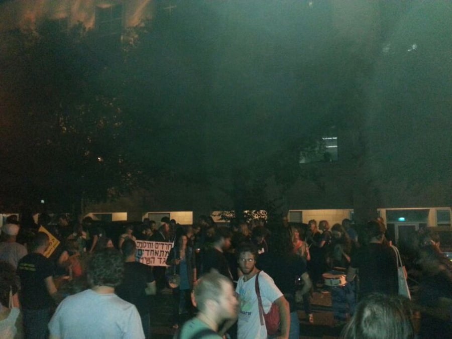 צפו: הפגנה נגד ייצוא הגז מול בית ראש הממשלה