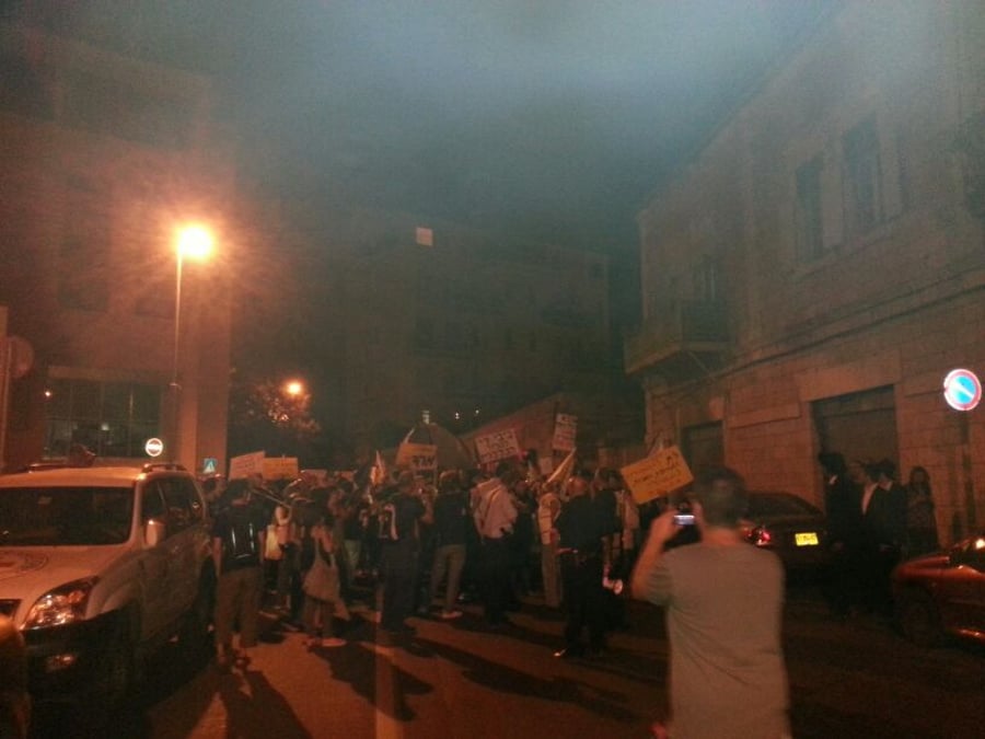 צפו: הפגנה נגד ייצוא הגז מול בית ראש הממשלה