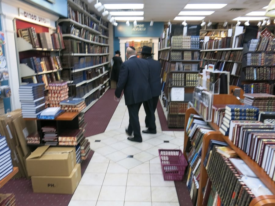פפראצי: הרב יאשיהו פינטו ועו"ד אבי לביא קונים ספרים