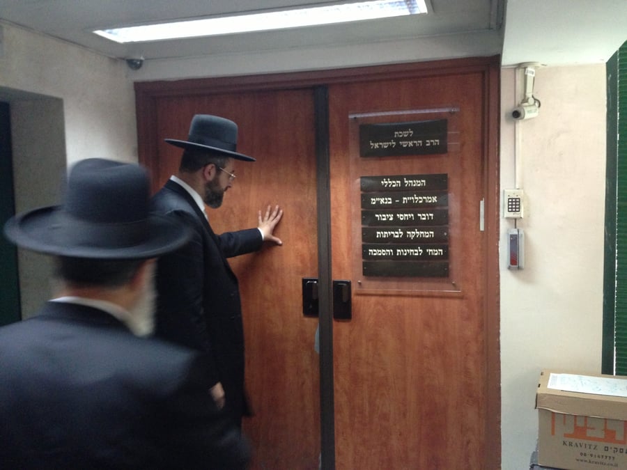 צפו בתמונות: הרבנים הראשיים לישראל נכנסו ללשכות