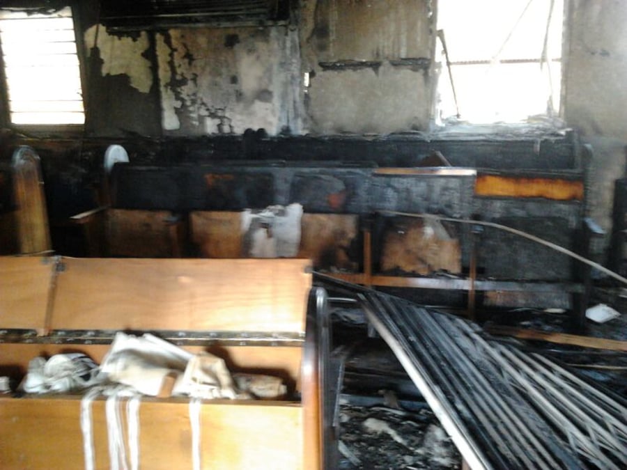 זעזוע: עשרה ספרי תורה נשרפו בהצתת בית כנסת