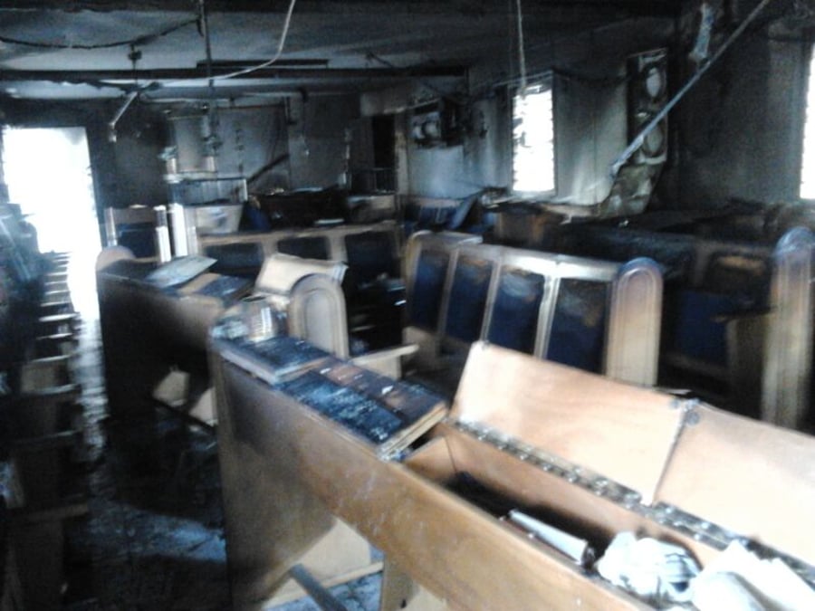 זעזוע: עשרה ספרי תורה נשרפו בהצתת בית כנסת