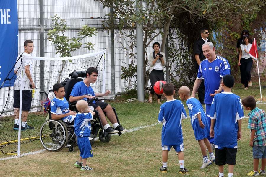 נתניהו שיחק כדורגל עם ילדים חולים • וידאו ותמונות