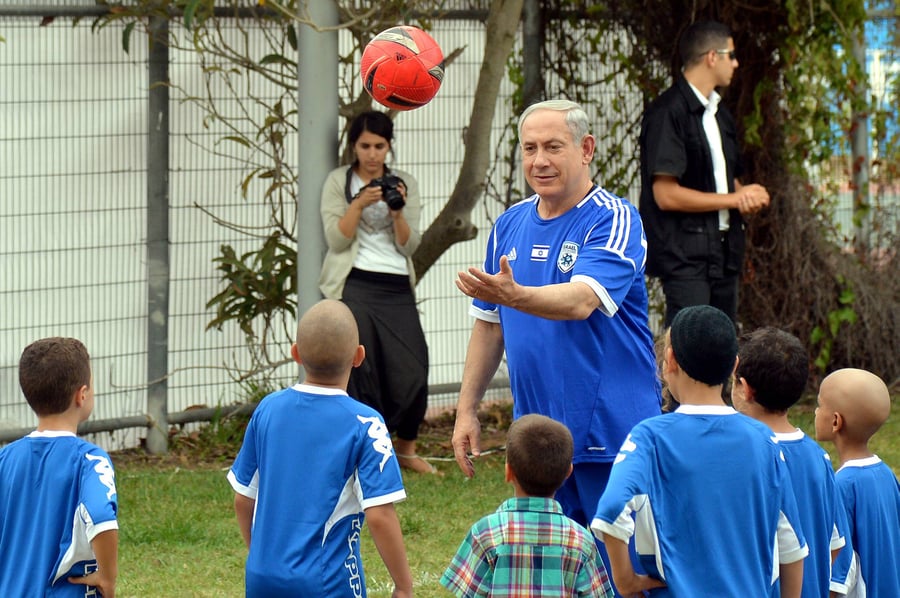 נתניהו שיחק כדורגל עם ילדים חולים • וידאו ותמונות