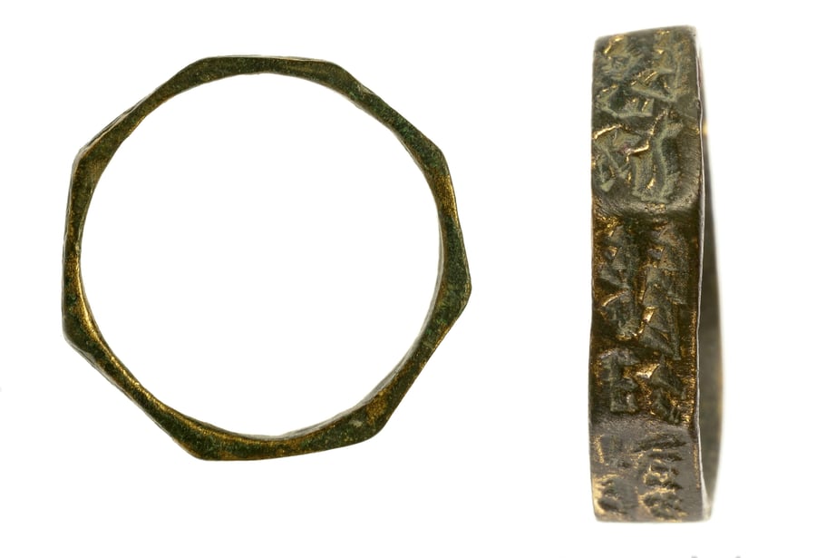 ארכאולוגים מצאו טבעת עם השם המפורש באפולוניה