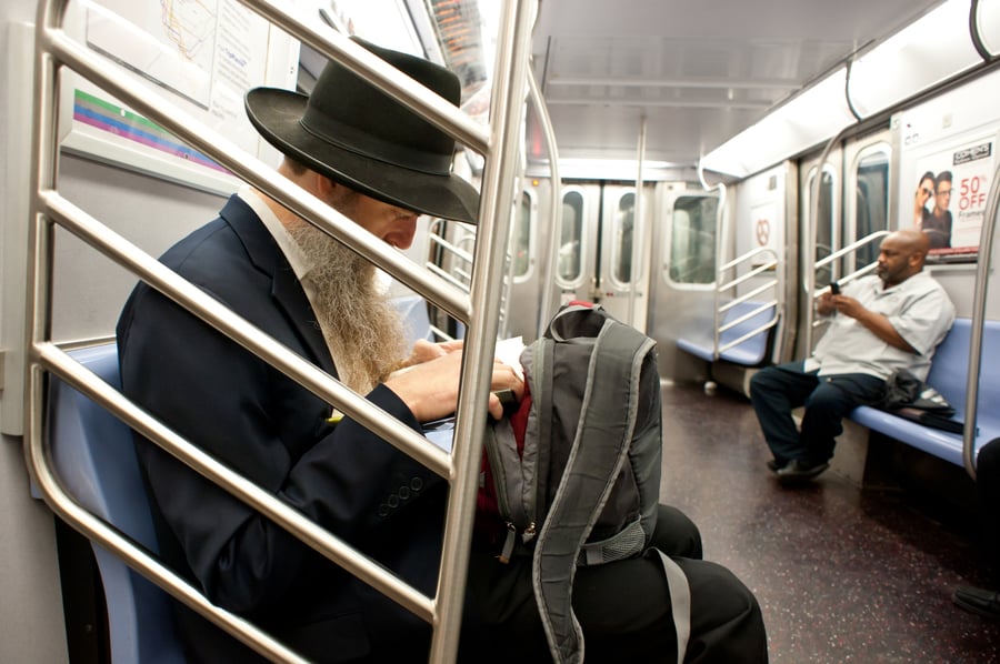 יהודי חרדי ברכבת בניו יורק, כבר לא "קבוצה אלמונית"