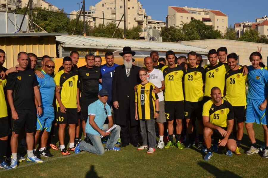 צפו: הרב יונה מצגר נפגש עם שחקני 'בית"ר ירושלים'