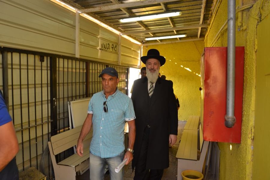 צפו: הרב יונה מצגר נפגש עם שחקני 'בית"ר ירושלים'