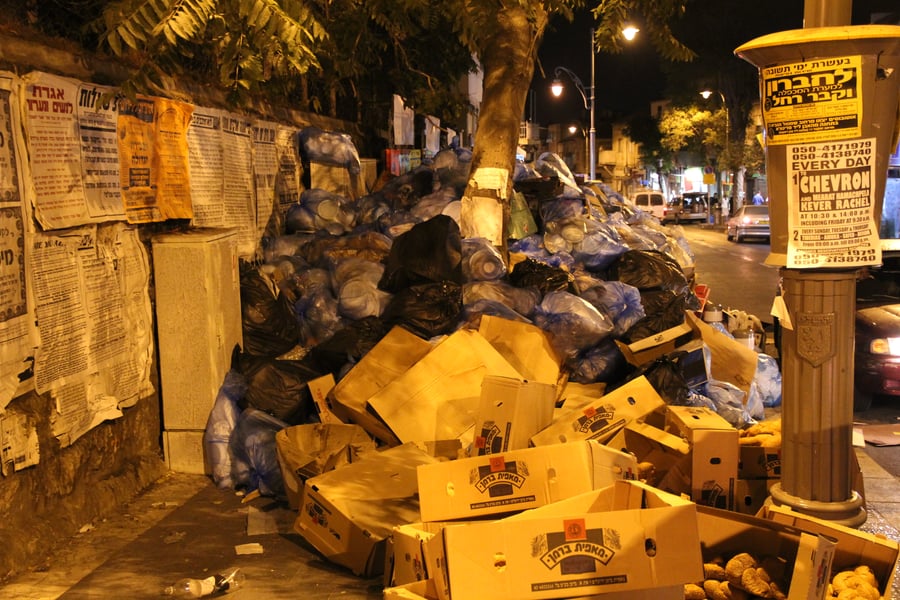 קטסטרופה בירושלים: רחובות השכונות החרדיות מלאים אשפה