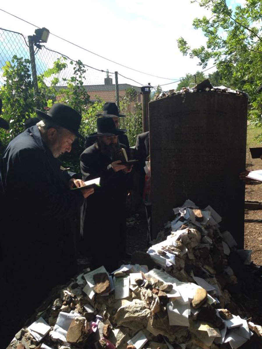 צפו: רבי יקותיאל אבוחצירא השתטח על קברו של הבעל שם ממיכלשטאט