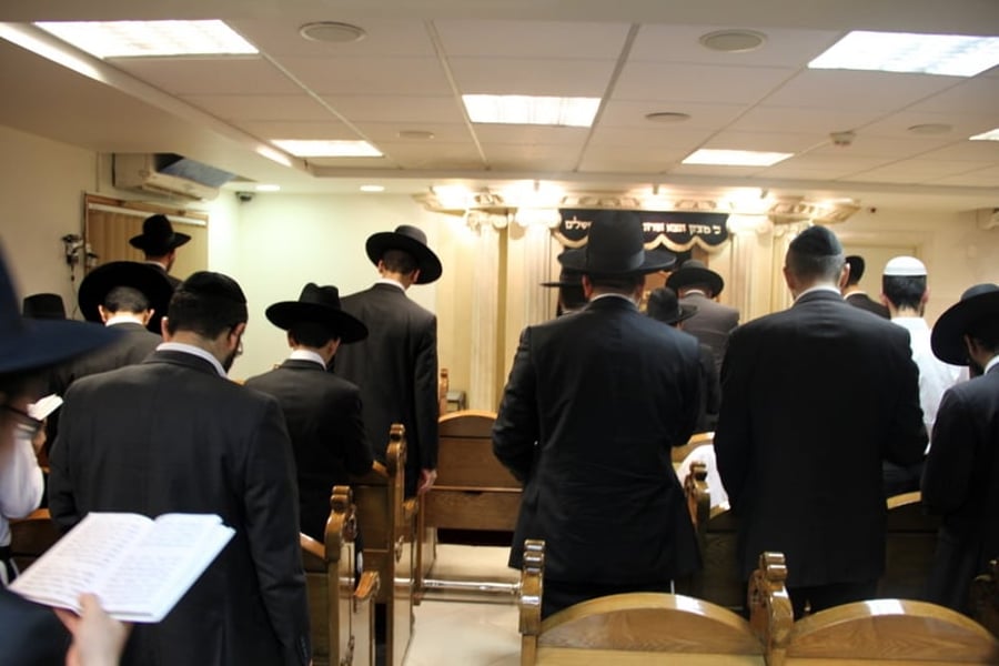 תפילה בבית הכנסת של מרן