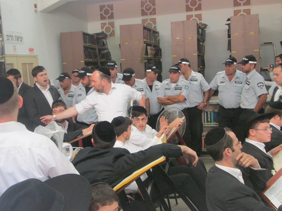 חיפה: פקחים פשטו על בית הכנסת ופינו את המתפללים