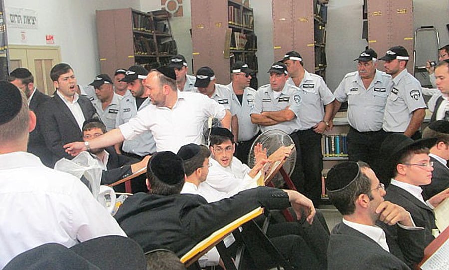 חיפה: פקחים פשטו על בית הכנסת ופינו את המתפללים
