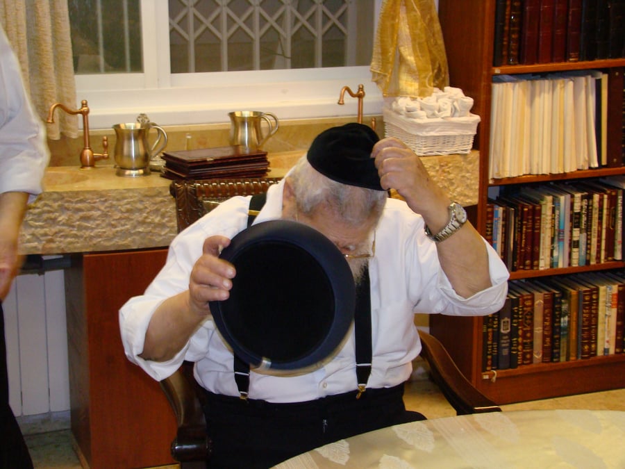 תמונות נדירות: הרב עובדיה יוסף לובש את גלימת הראשון לציון