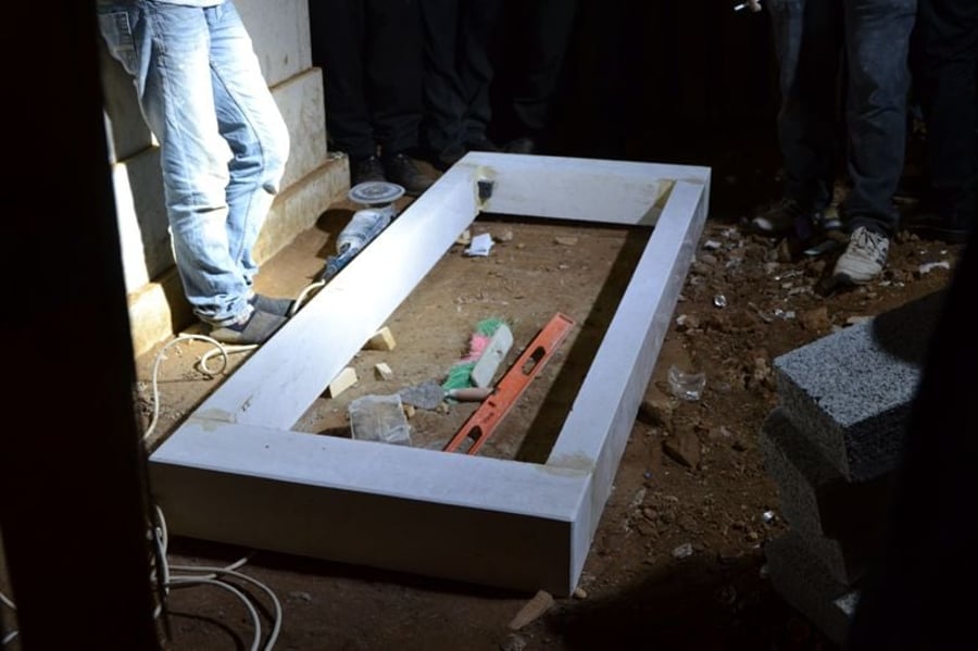 צפו: הקמת מצבה על קברו של מרן