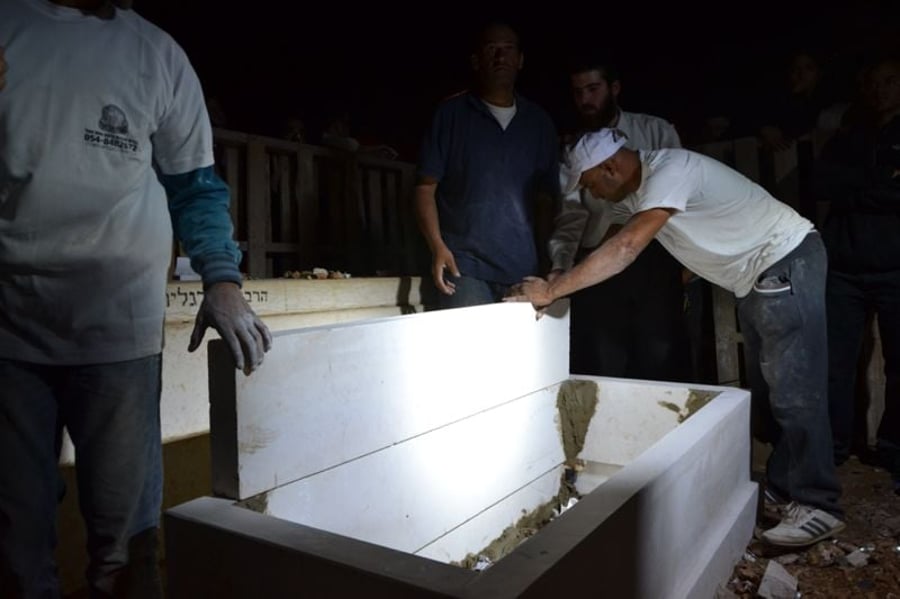 צפו: הקמת מצבה על קברו של מרן