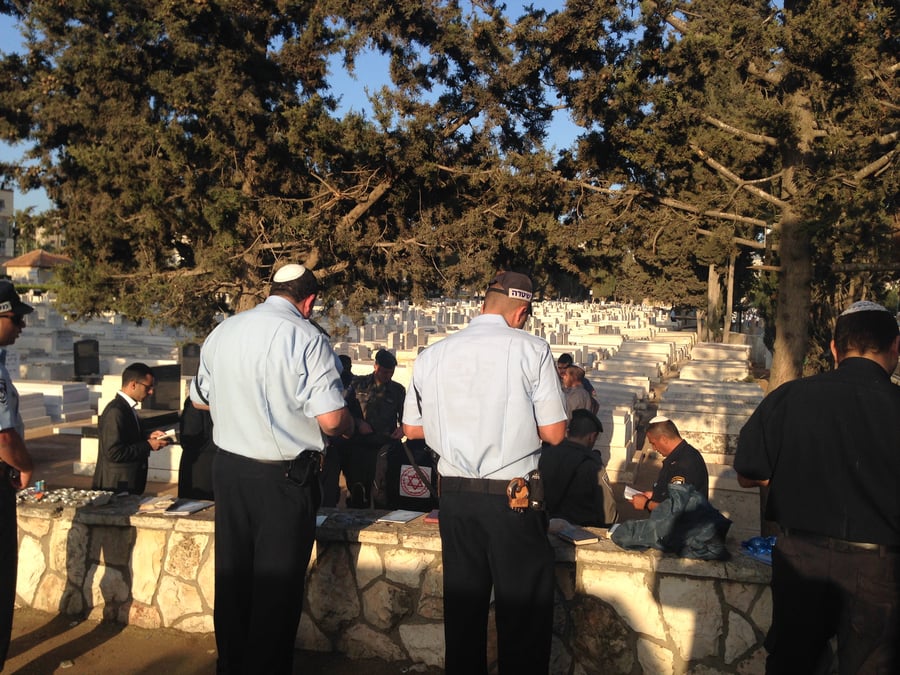 קצינים ושוטרים מתפללים על ציונו של  מרן הגר"ע יוסף