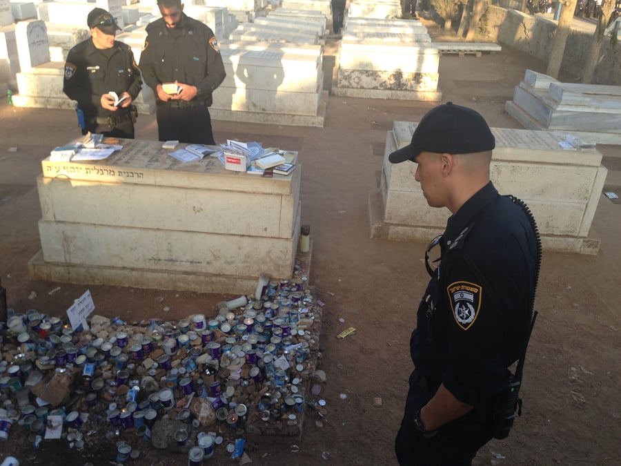 קצינים ושוטרים מתפללים על ציונו של  מרן הגר"ע יוסף