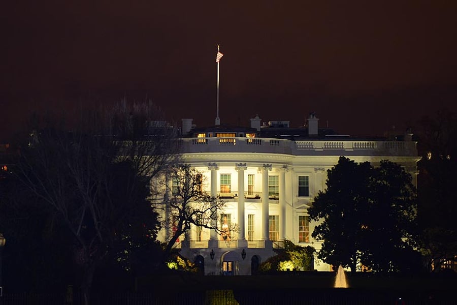 תחת קור מקפיא: הדלקת נרות חנוכה בחצר הבית הלבן