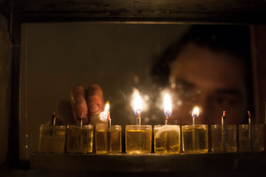 הנרות הללו • גלריה ירושלמית