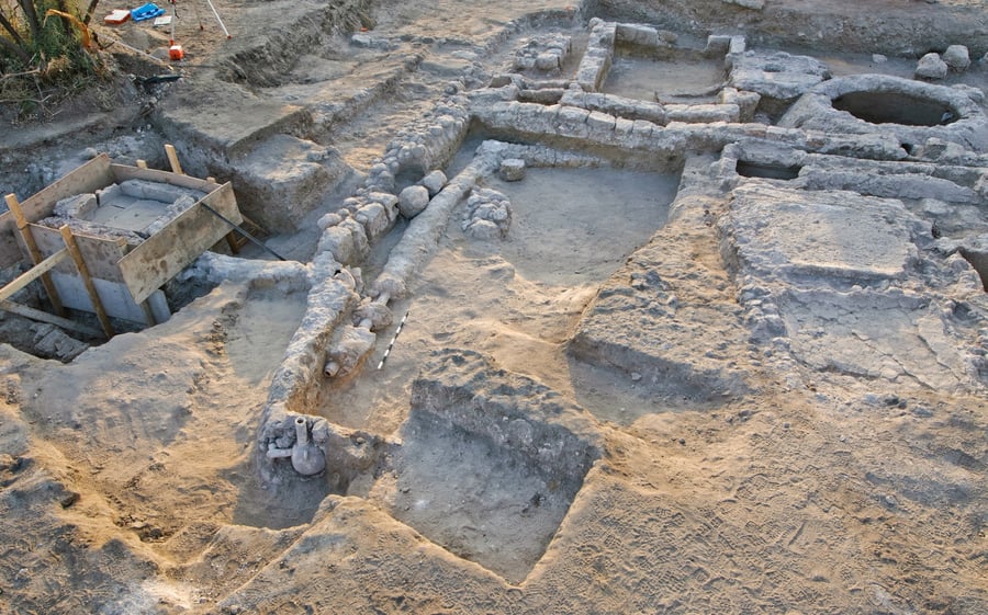 שרידי אחוזת אמידים בת כ-900 שנה ובגנה מזרקה, נחשפו בחפירות ברמלה