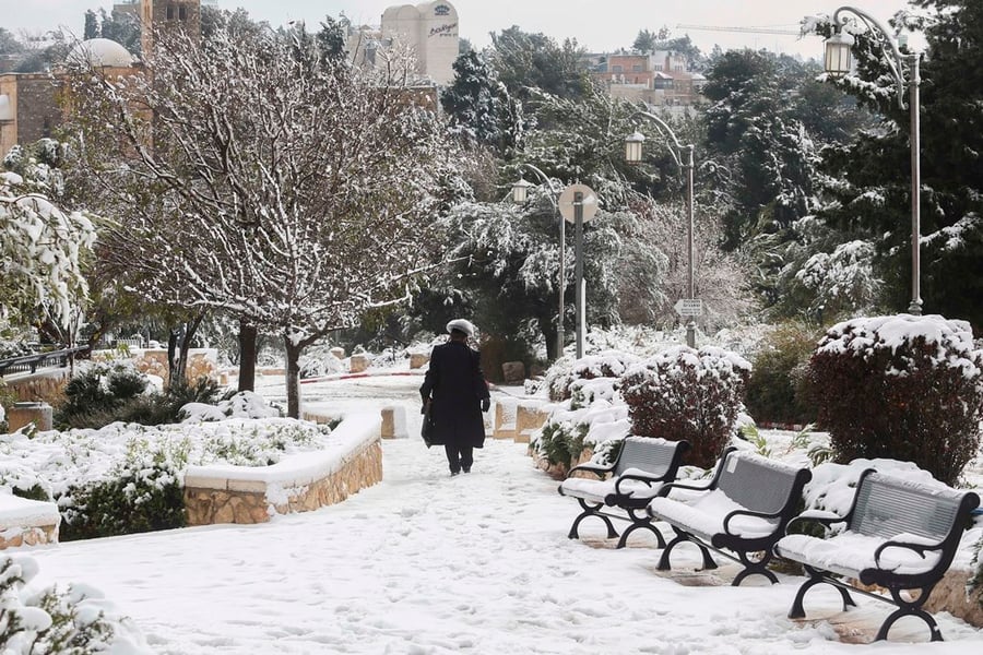 שלג בבירה: כביש 1 נסגר לתנועה, מחר אין לימודים