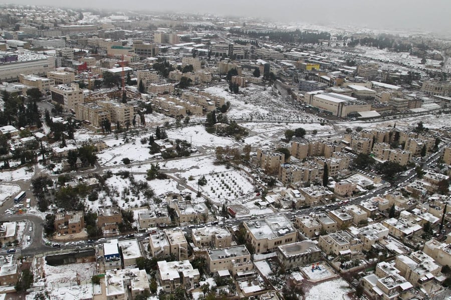 שלג בבירה: כביש 1 נסגר לתנועה, מחר אין לימודים