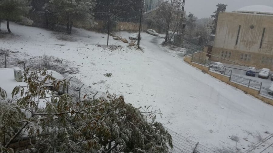 שלג כבד עוטף את ירושלים; אין כניסה מכביש 1 ו-443