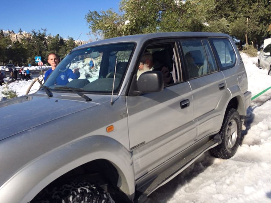 צפו: סגן השר אלי בן דהן מחלץ בשלג