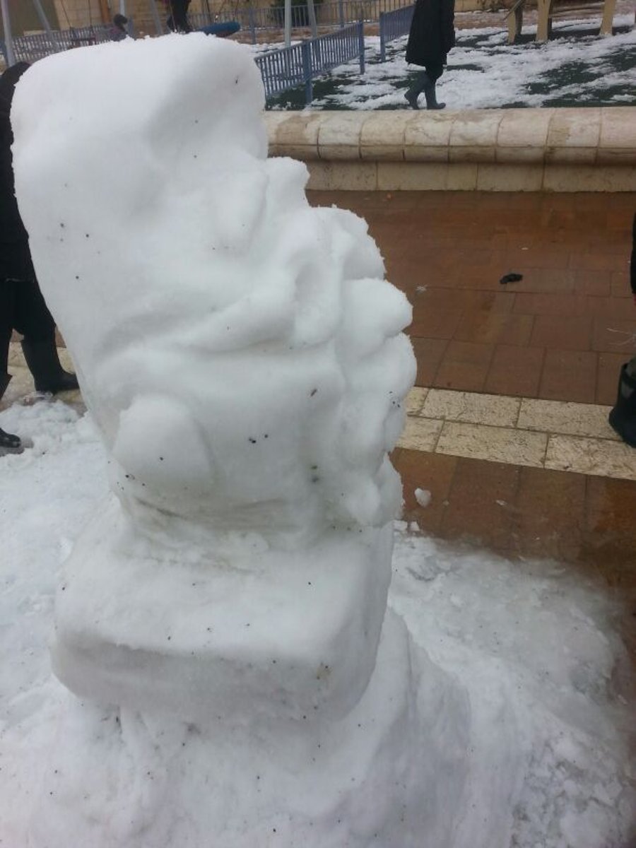 מדהים: האמן החרדי מוטי הלר פיסל דמויות בשלג