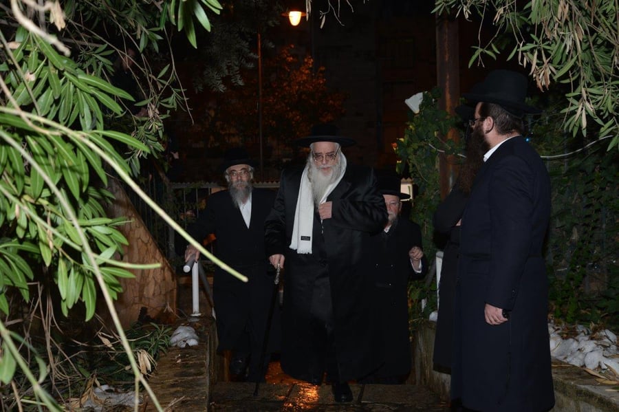 המאבק מחריף: אדמו"רים ייצאו למסע הסברה בחו"ל