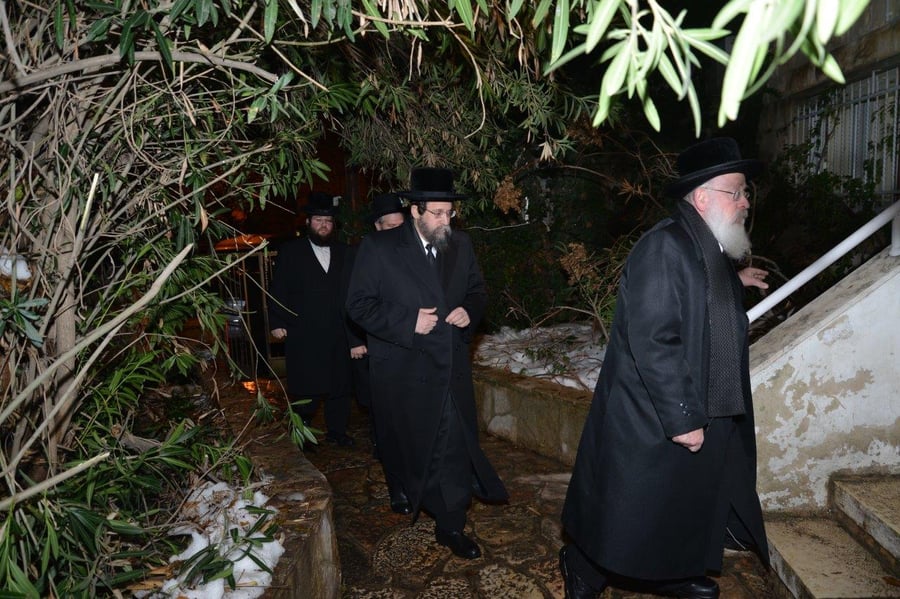 המאבק מחריף: אדמו"רים ייצאו למסע הסברה בחו"ל