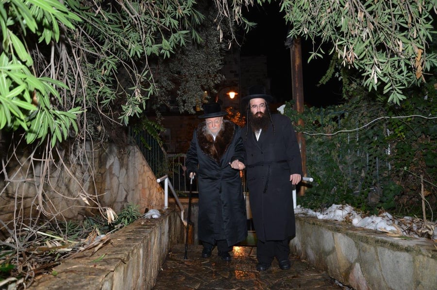 המאבק מחריף: אדמו"רים ייצאו למסע הסברה בחו"ל